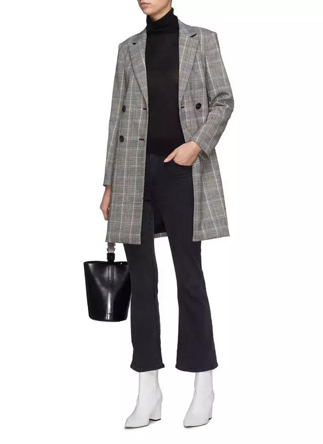 大衣羽絨服裡面穿什麼？ 一件黑色打底衫全搞定