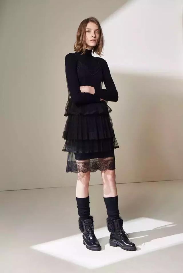 大衣羽絨服裡面穿什麼？ 一件黑色打底衫全搞定