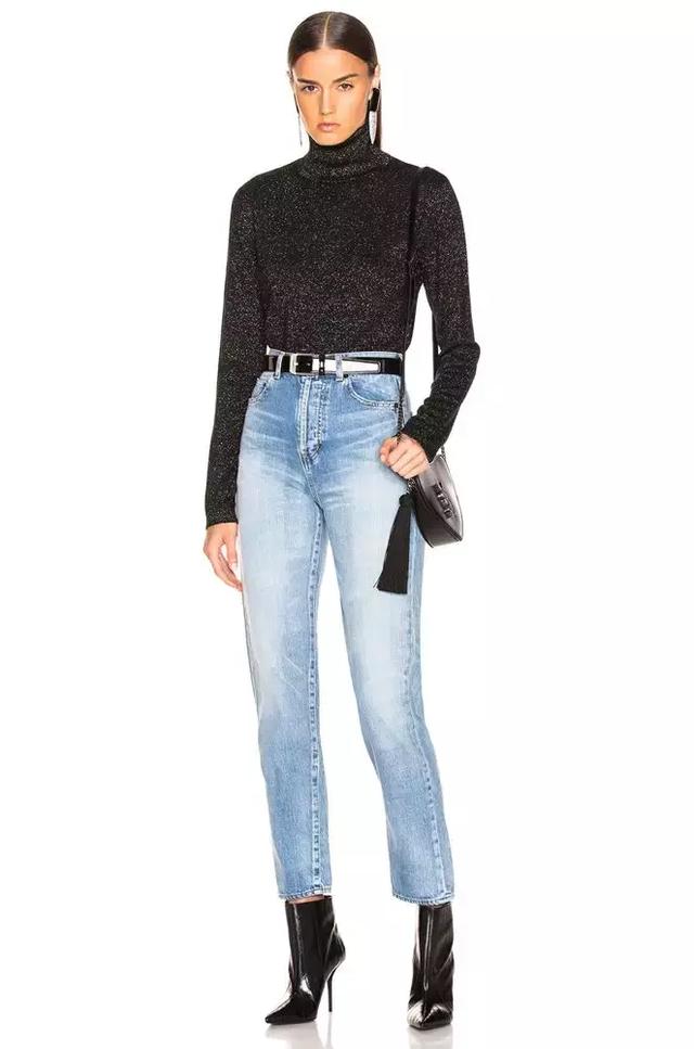 大衣羽絨服裡面穿什麼？ 一件黑色打底衫全搞定