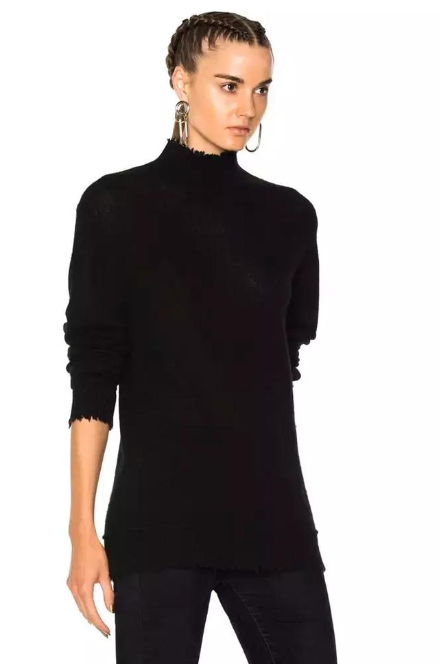 大衣羽絨服裡面穿什麼？ 一件黑色打底衫全搞定