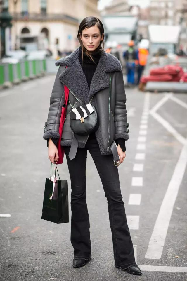 大衣羽絨服裡面穿什麼？ 一件黑色打底衫全搞定