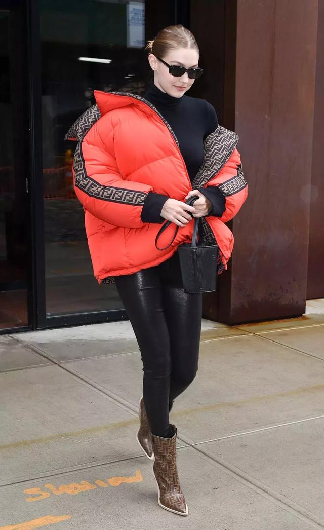 大衣羽絨服裡面穿什麼？ 一件黑色打底衫全搞定