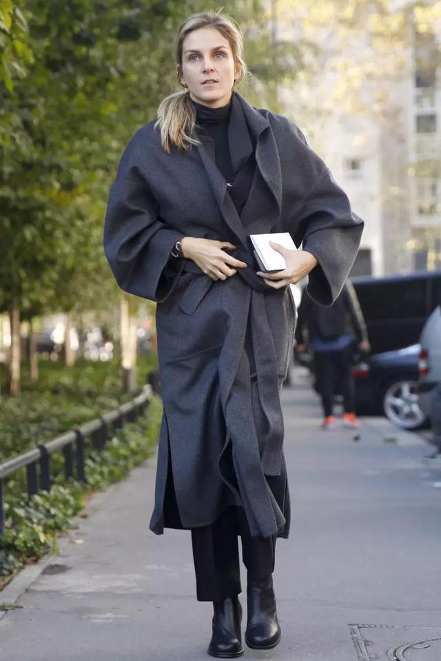 大衣羽絨服裡面穿什麼？ 一件黑色打底衫全搞定