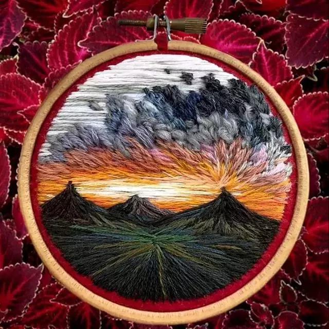 畫畫的方式有很多種，只不過你用的畫筆，而她們用的是針線