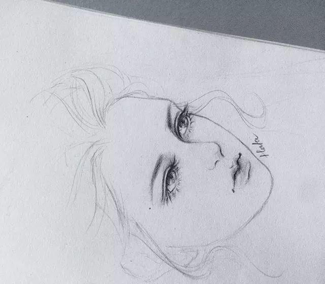 手繪插畫丨素描美女，線條流暢了，怎麼畫都好看