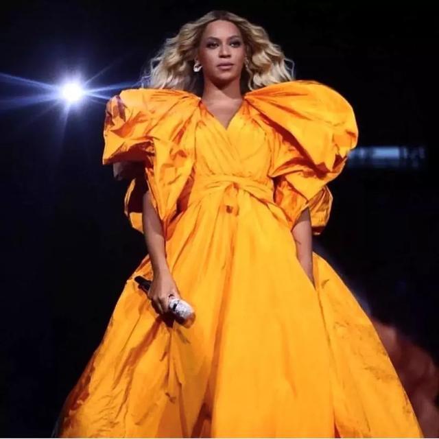 Valentino不再僅僅是”仙女裙“的代名詞，這季演繹全新“氣勢恢弘的美”