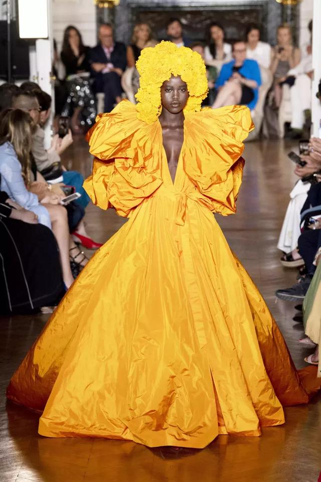 Valentino不再僅僅是”仙女裙“的代名詞，這季演繹全新“氣勢恢弘的美”