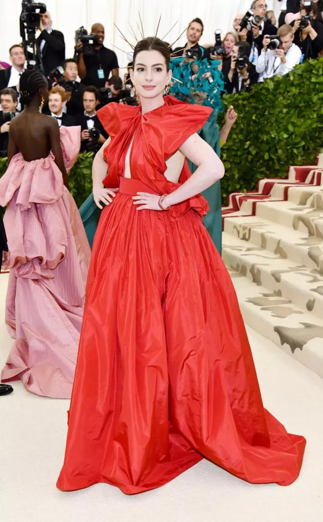 Valentino不再僅僅是”仙女裙“的代名詞，這季演繹全新“氣勢恢弘的美”