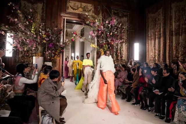 Valentino不再僅僅是”仙女裙“的代名詞，這季演繹全新“氣勢恢弘的美”