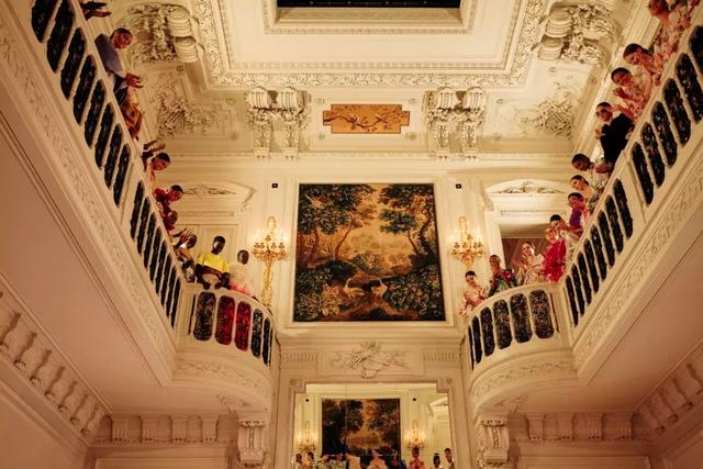 Valentino不再僅僅是”仙女裙“的代名詞，這季演繹全新“氣勢恢弘的美”