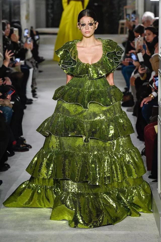 Valentino不再僅僅是”仙女裙“的代名詞，這季演繹全新“氣勢恢弘的美”