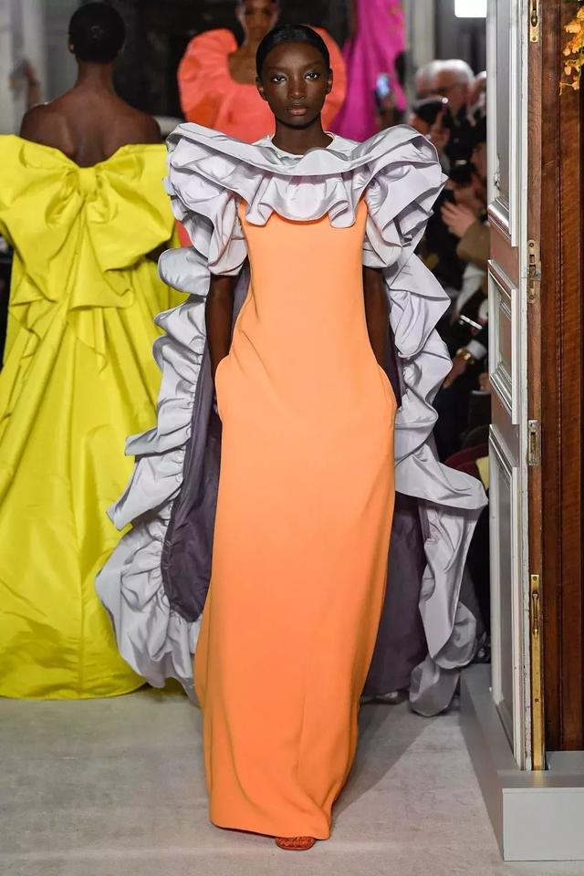 Valentino不再僅僅是”仙女裙“的代名詞，這季演繹全新“氣勢恢弘的美”