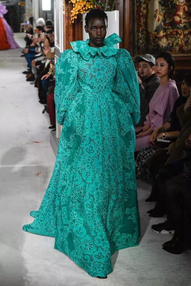 Valentino不再僅僅是”仙女裙“的代名詞，這季演繹全新“氣勢恢弘的美”