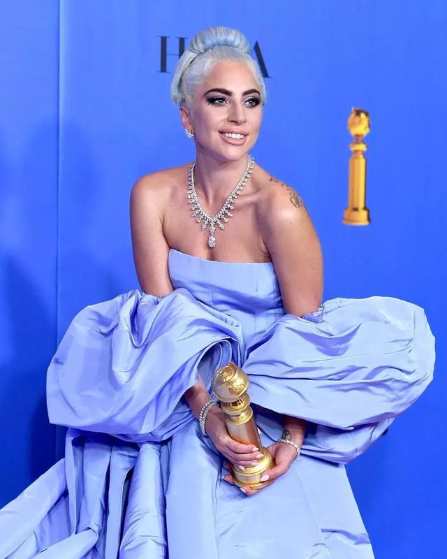 Valentino不再僅僅是”仙女裙“的代名詞，這季演繹全新“氣勢恢弘的美”