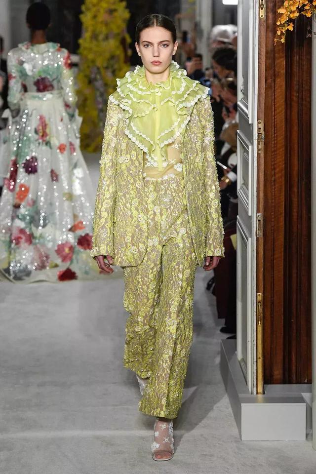 Valentino不再僅僅是”仙女裙“的代名詞，這季演繹全新“氣勢恢弘的美”