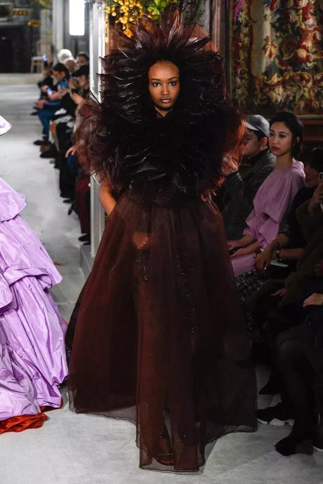 Valentino不再僅僅是”仙女裙“的代名詞，這季演繹全新“氣勢恢弘的美”