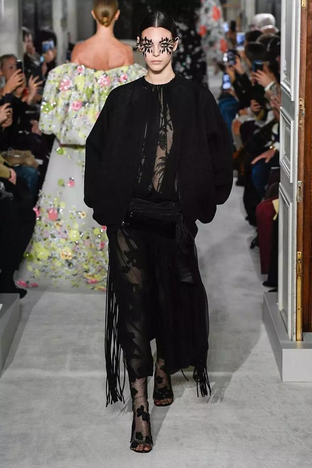 Valentino不再僅僅是”仙女裙“的代名詞，這季演繹全新“氣勢恢弘的美”