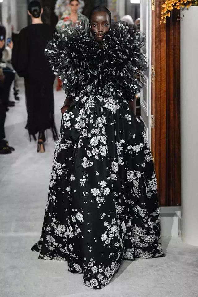 Valentino不再僅僅是”仙女裙“的代名詞，這季演繹全新“氣勢恢弘的美”