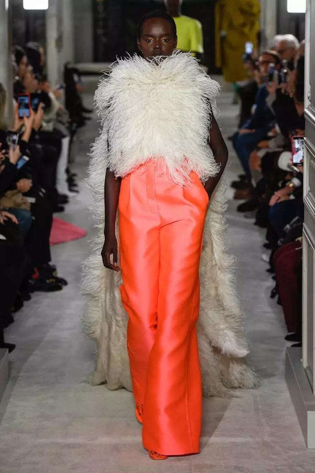 Valentino不再僅僅是”仙女裙“的代名詞，這季演繹全新“氣勢恢弘的美”