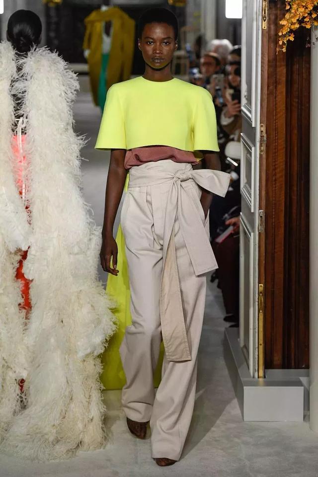 Valentino不再僅僅是”仙女裙“的代名詞，這季演繹全新“氣勢恢弘的美”