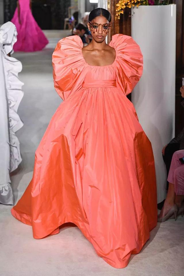 Valentino不再僅僅是”仙女裙“的代名詞，這季演繹全新“氣勢恢弘的美”