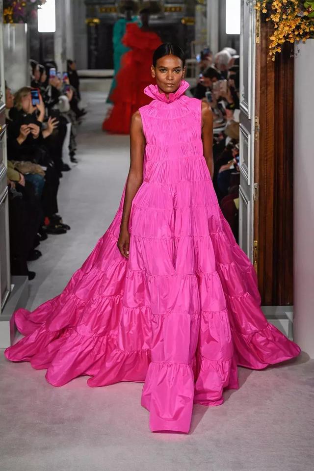 Valentino不再僅僅是”仙女裙“的代名詞，這季演繹全新“氣勢恢弘的美”