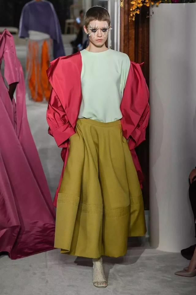 Valentino不再僅僅是”仙女裙“的代名詞，這季演繹全新“氣勢恢弘的美”