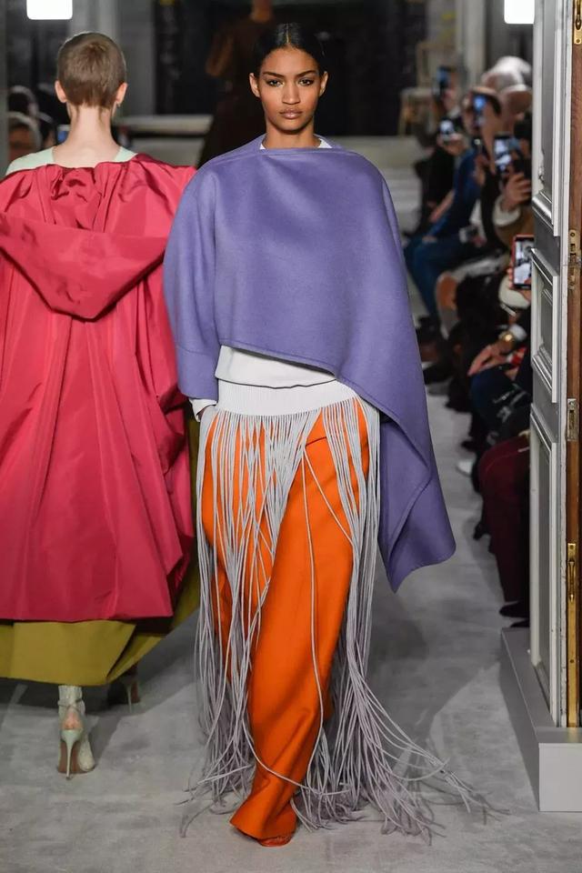 Valentino不再僅僅是”仙女裙“的代名詞，這季演繹全新“氣勢恢弘的美”