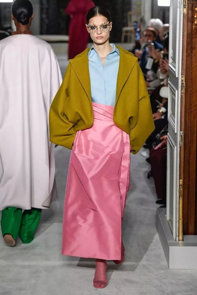 Valentino不再僅僅是”仙女裙“的代名詞，這季演繹全新“氣勢恢弘的美”