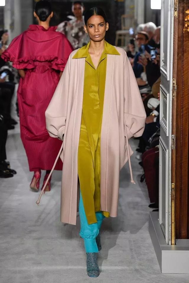 Valentino不再僅僅是”仙女裙“的代名詞，這季演繹全新“氣勢恢弘的美”