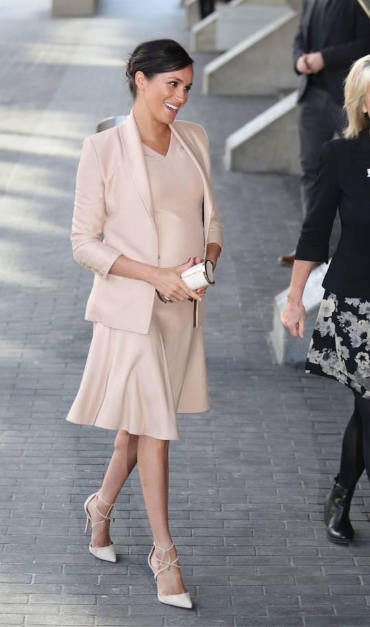 梅根穿高跟鞋扶牆走又惹危機，英媒：這是危險示範，大肚婆不要學