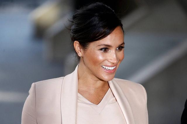 梅根穿高跟鞋扶牆走又惹危機，英媒：這是危險示範，大肚婆不要學