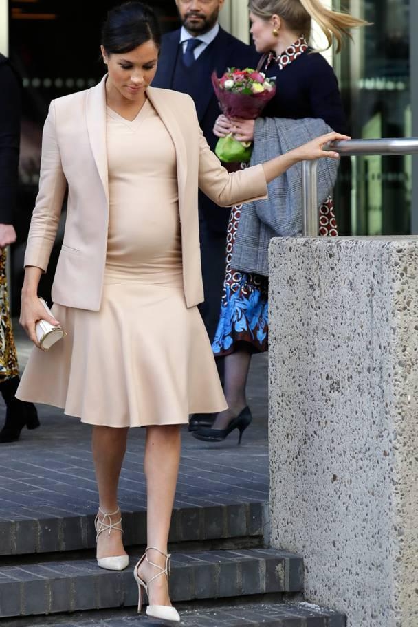 梅根穿高跟鞋扶牆走又惹危機，英媒：這是危險示範，大肚婆不要學