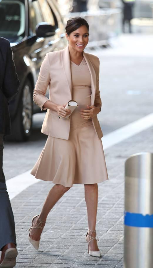 梅根穿高跟鞋扶牆走又惹危機，英媒：這是危險示範，大肚婆不要學