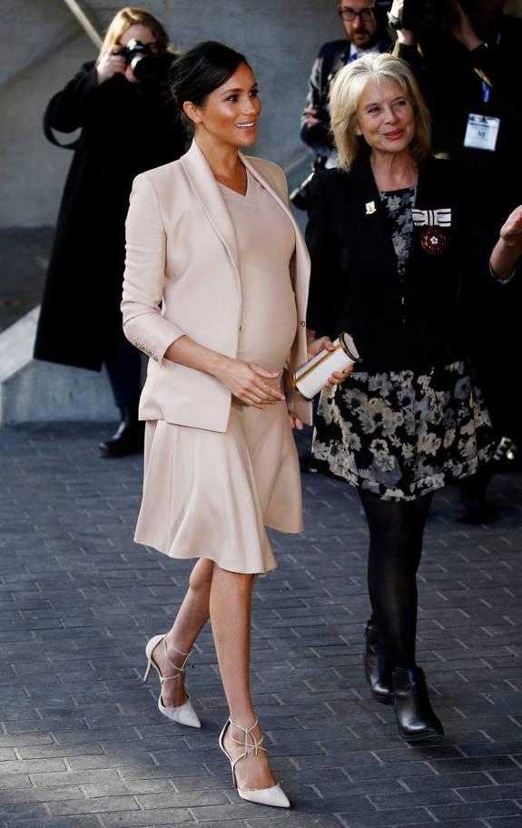 梅根穿高跟鞋扶牆走又惹危機，英媒：這是危險示範，大肚婆不要學