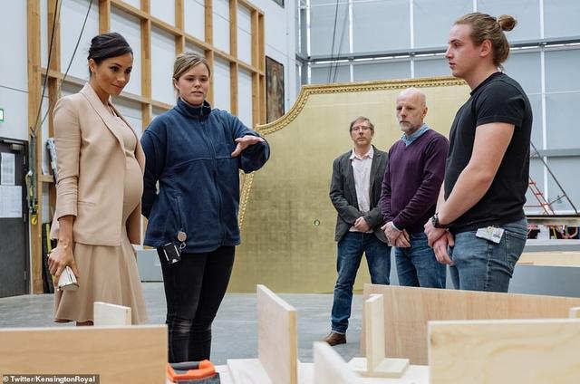 梅根穿高跟鞋扶牆走又惹危機，英媒：這是危險示範，大肚婆不要學