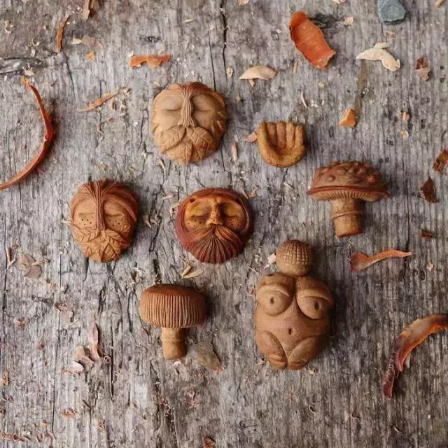 他把別人扔掉果核雕成小玩意兒，很多人排隊買