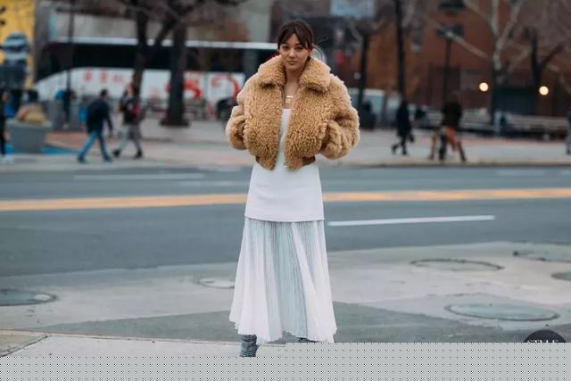 2019時尚IN操作，外套領子加點毛！