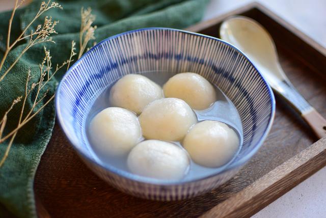 煮湯圓到底是用涼水還是熱水？ 學會這麼煮，滑溜溜真好吃