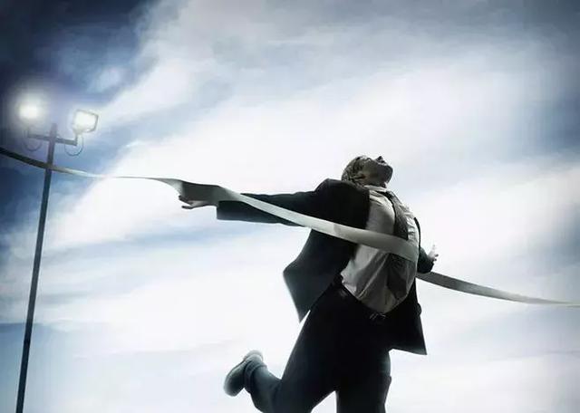 誰的人生不是一邊跌倒，一邊含淚奔跑！