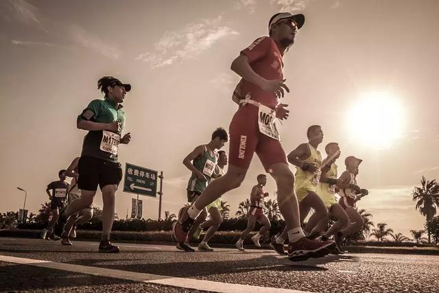 誰的人生不是一邊跌倒，一邊含淚奔跑！