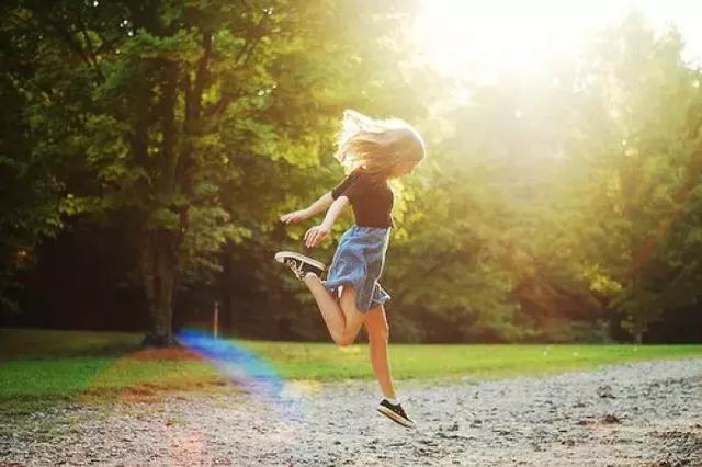 誰的人生不是一邊跌倒，一邊含淚奔跑！