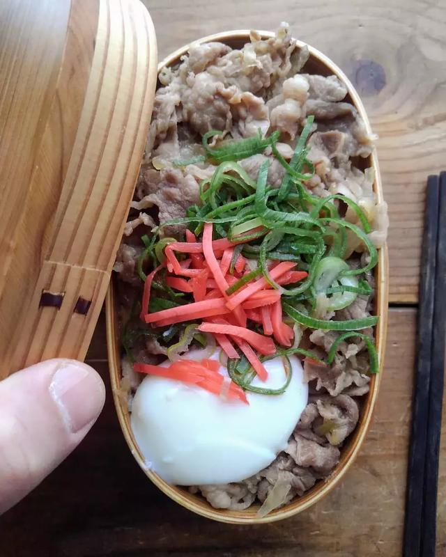 日本這位爸爸做的滿滿的都是肉的便當！ 隔著屏幕都感到了餓…