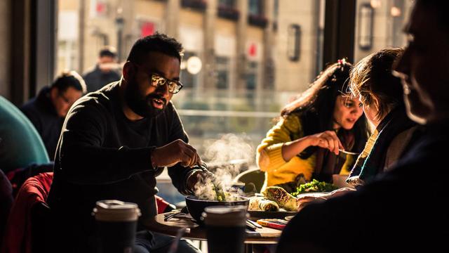 職場上，真正聰明的人，這3種飯局絕不會缺席！