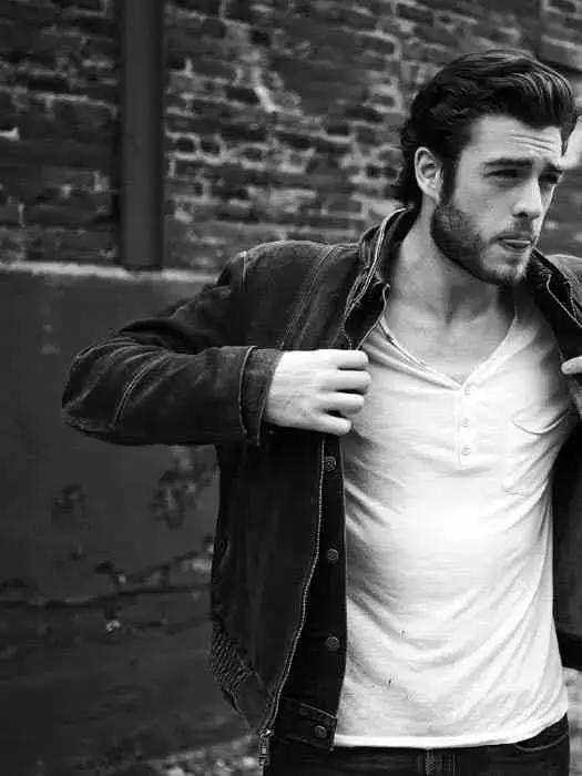 把頭髮梳上去，簡單招桃花的髮型學起來