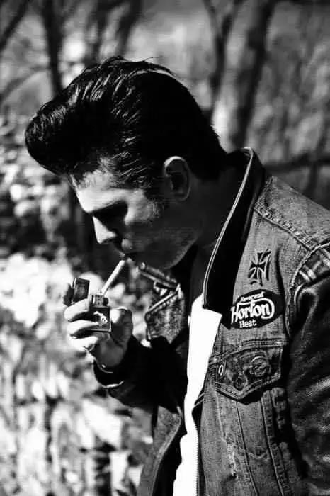 把頭髮梳上去，簡單招桃花的髮型學起來