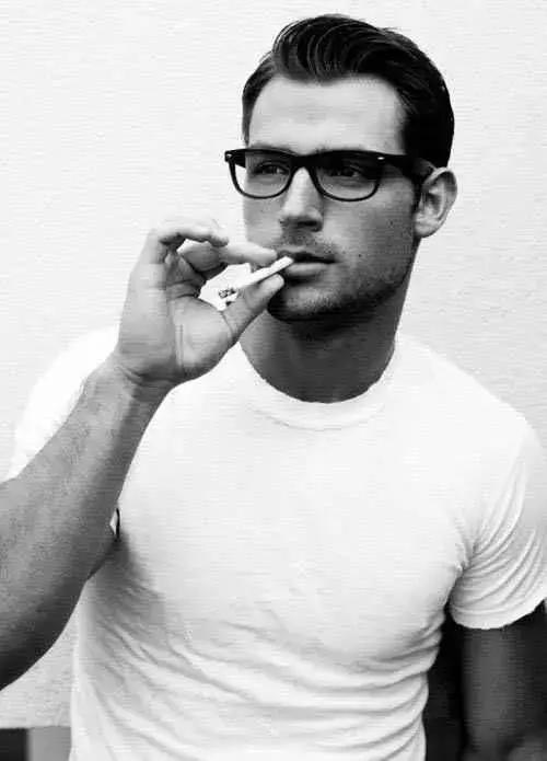 把頭髮梳上去，簡單招桃花的髮型學起來