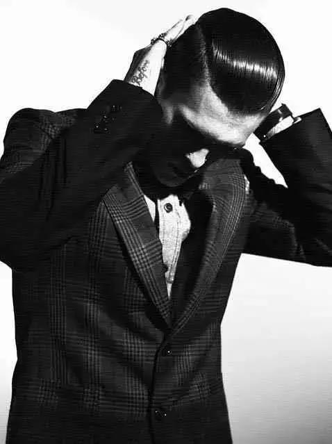 把頭髮梳上去，簡單招桃花的髮型學起來