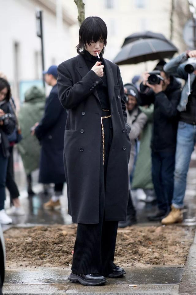 今年最時髦的元素竟然是一條鐵鎖鏈?