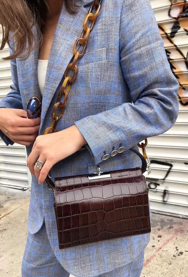 今年最時髦的元素竟然是一條鐵鎖鏈?